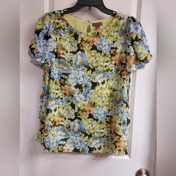 NWT Vince Camuto Blooming Floral Flutter Sleeve Blouse with Ruffled Details - Picture 2 of 14